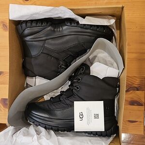 Size 7.5 ,brand UGG,black